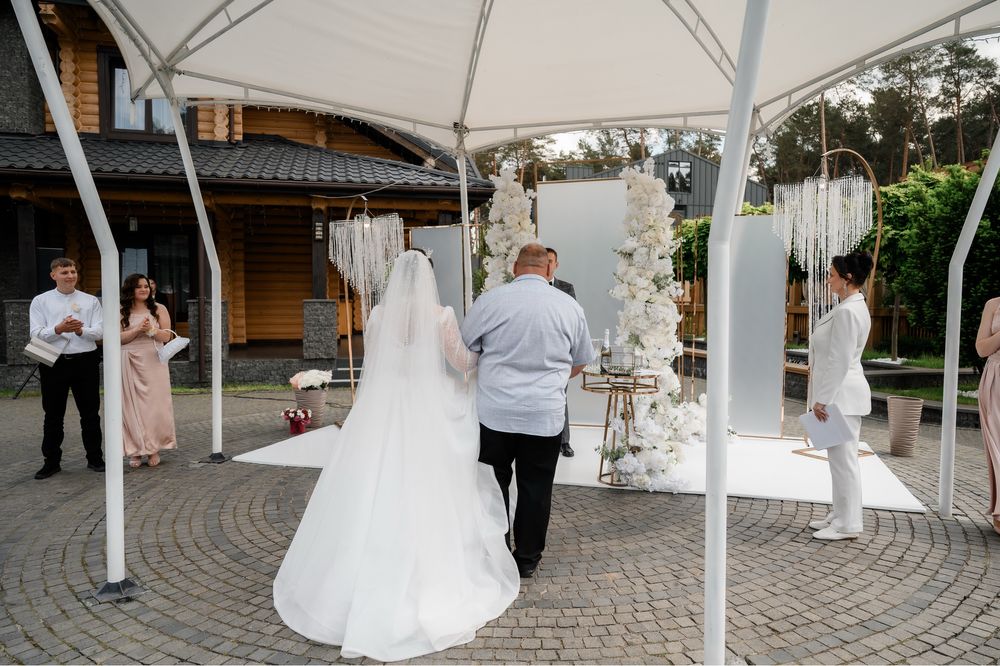 Весільна пишна сукня з шлейфом та блискітками