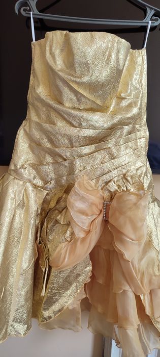 Золотиста вечірня сукня