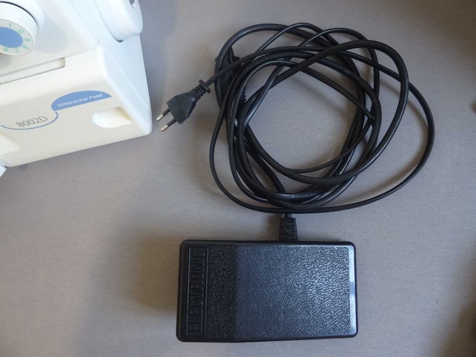 Máquina de costura corte e cose doméstica