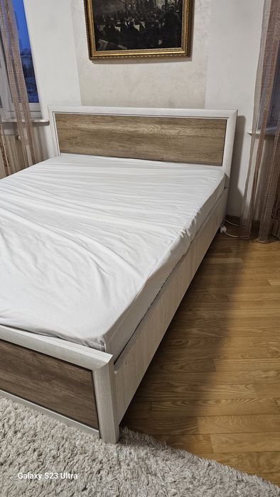 Двоспальне ліжко та шафа