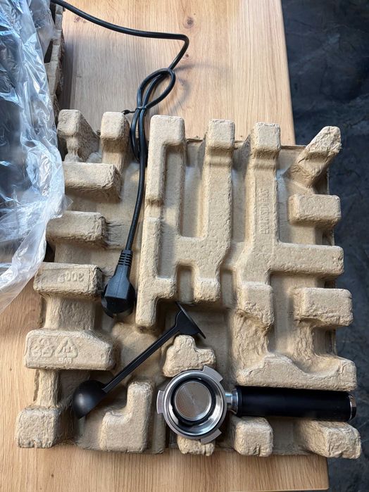 Ekspres ciśnieniowy DeLonghi Dedica EC 685.W - biały - nowy