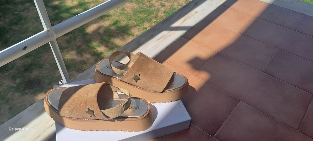 Sandálias Beges Cubanas