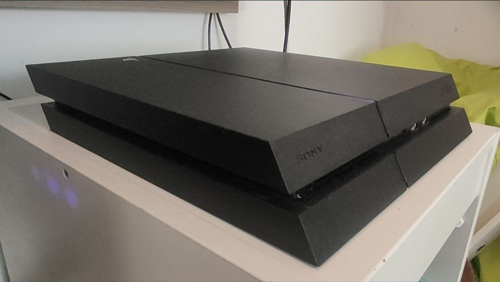 PlayStation 4 z padem Zgierz