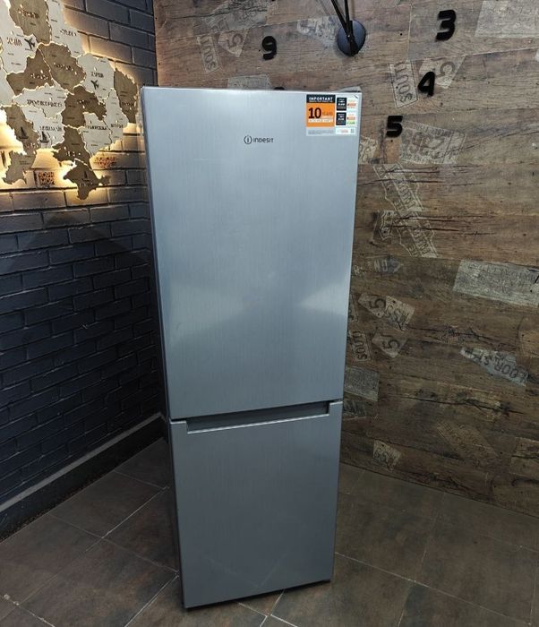 Холодильник Indesit LI8S1 в новому стані , є доставка