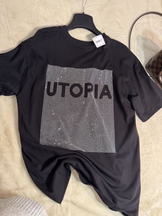 Базова чорна футболка від українського бренду.