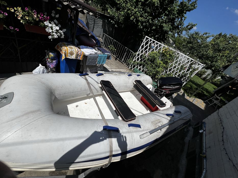 Лодка моторная RIB с мотором и лафетом катер човен