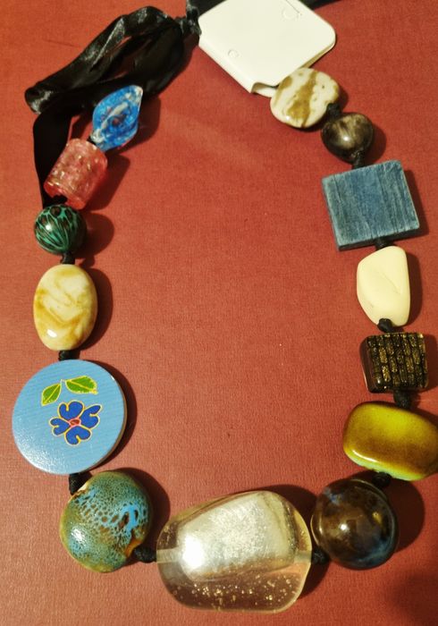 Colar com peças de vários materiais: pedra, acrílico e madeira.