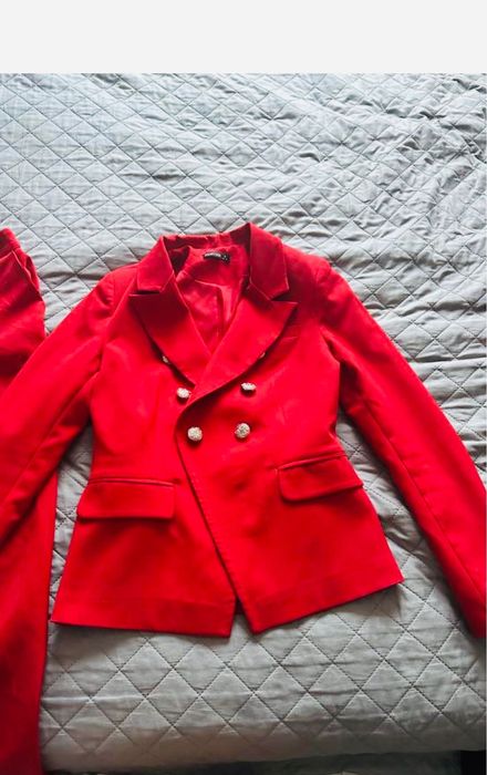 Костюм жіночий з брюками червоного кольору