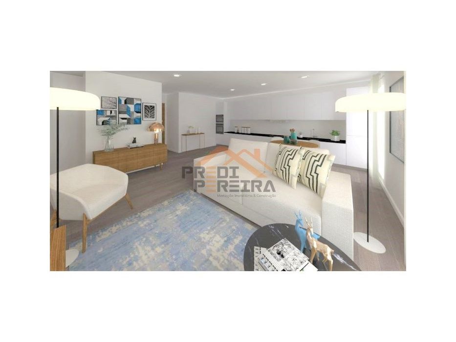 Situado em Benfica, apartamento T3 em processo de remodelação.