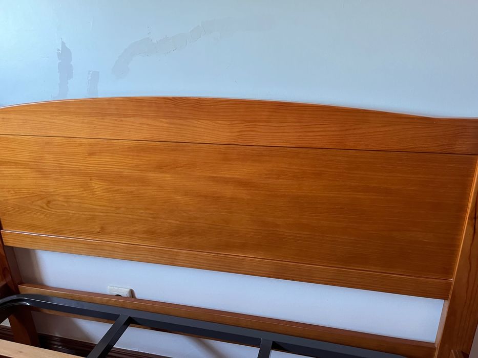 Cama de casal e mesas de cabeceira