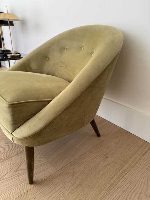 Poltrona de veludo em cor verde oliva