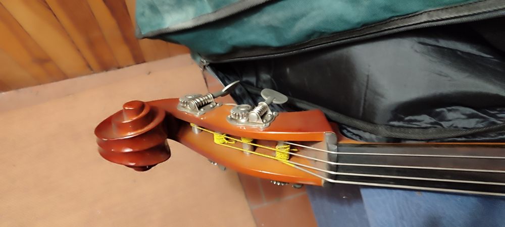Contrabaixo strunal como novo