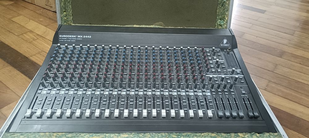 Mesa mistura 24 canais com case.