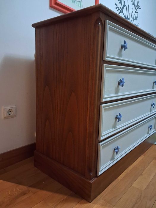 Cómoda para quarto de bebé / rapaz com quatro gavetas espaçosas, em bom estado geral.