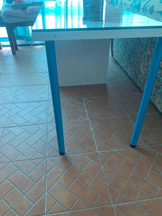 Secretaria ikea com tres gavetas e pés azuis e tampo branco