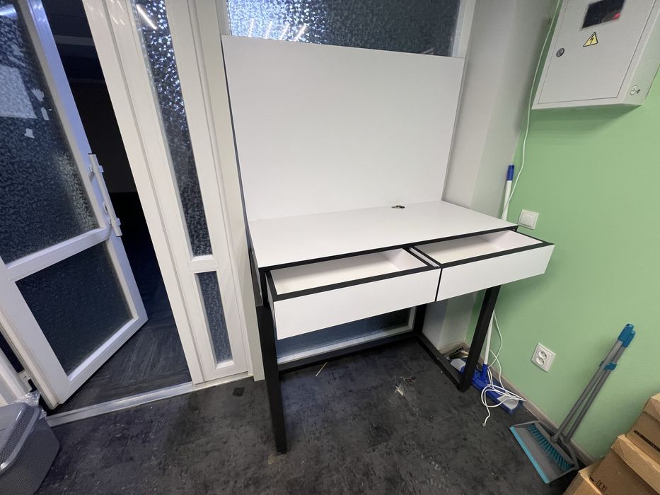 Стілаж металевий + макіяжний стіл