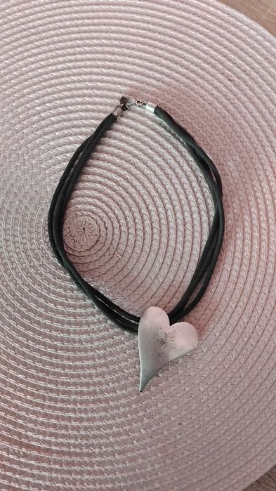 Naszyjnik choker z dużym sercem.