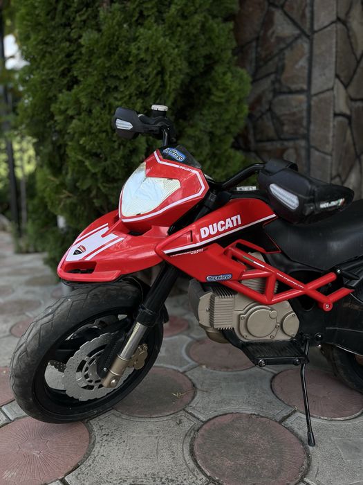 Дитячий електромотоцикл Peg Perego Ducati Hypermotard