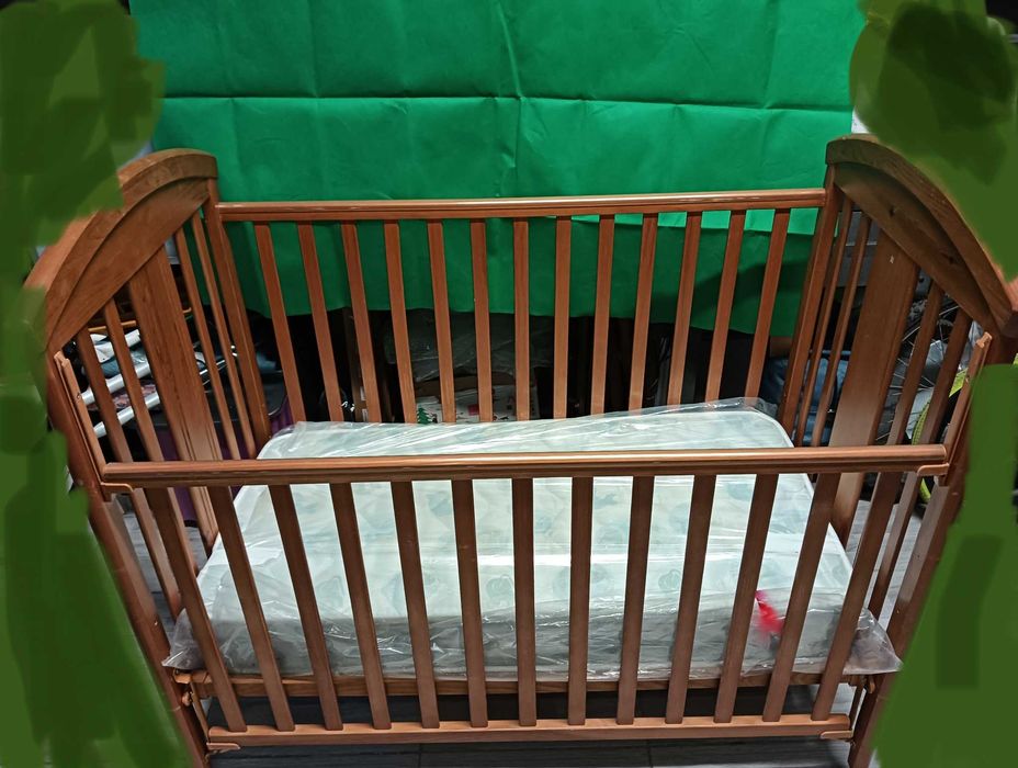 Cama de bebê em pinho