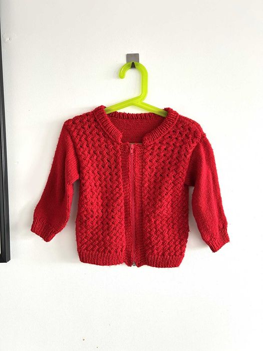 Czerwony hand made dziergany sweter zapinany na zamek dziewczęcy 110