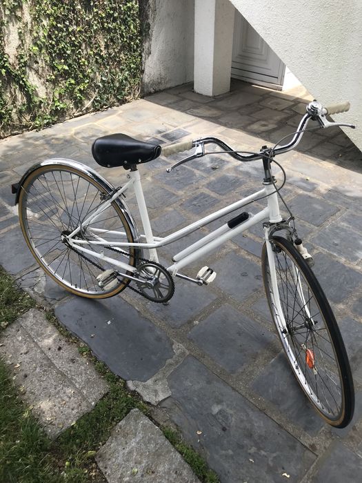 Bicicleta - Pasteleira inglesa de senhora antiga e restaurada