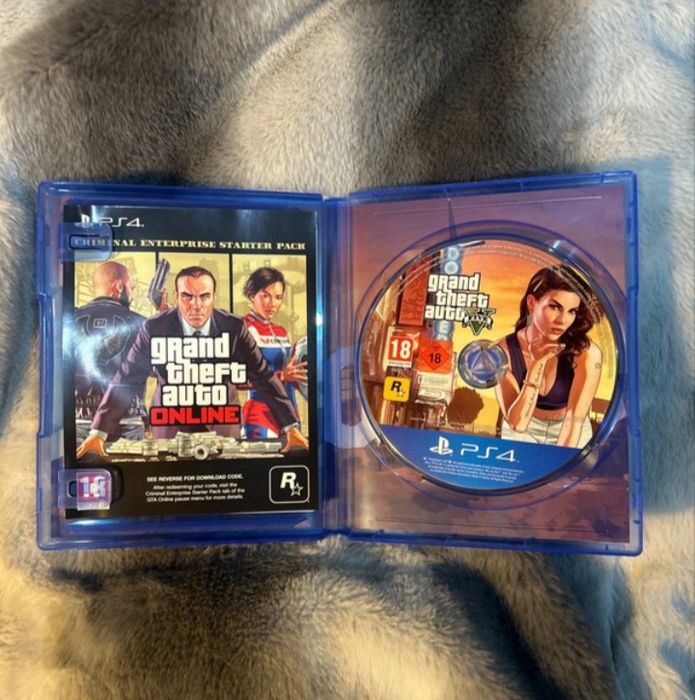 GTA V  PS4 (pouco uso)