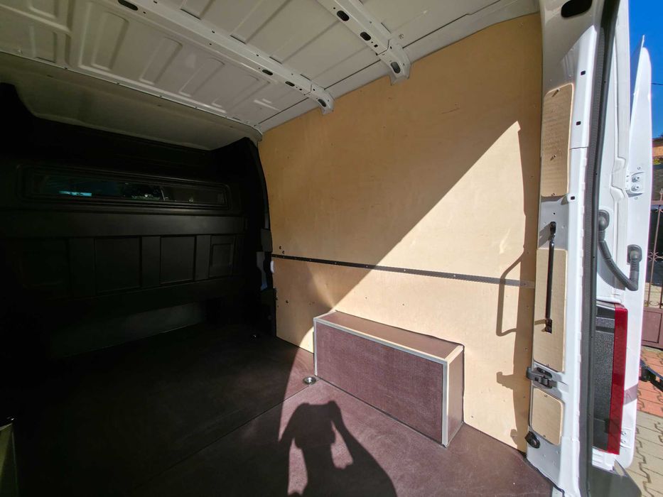 Zabudowa zabezpieczenie ze sklejki Renault Master van