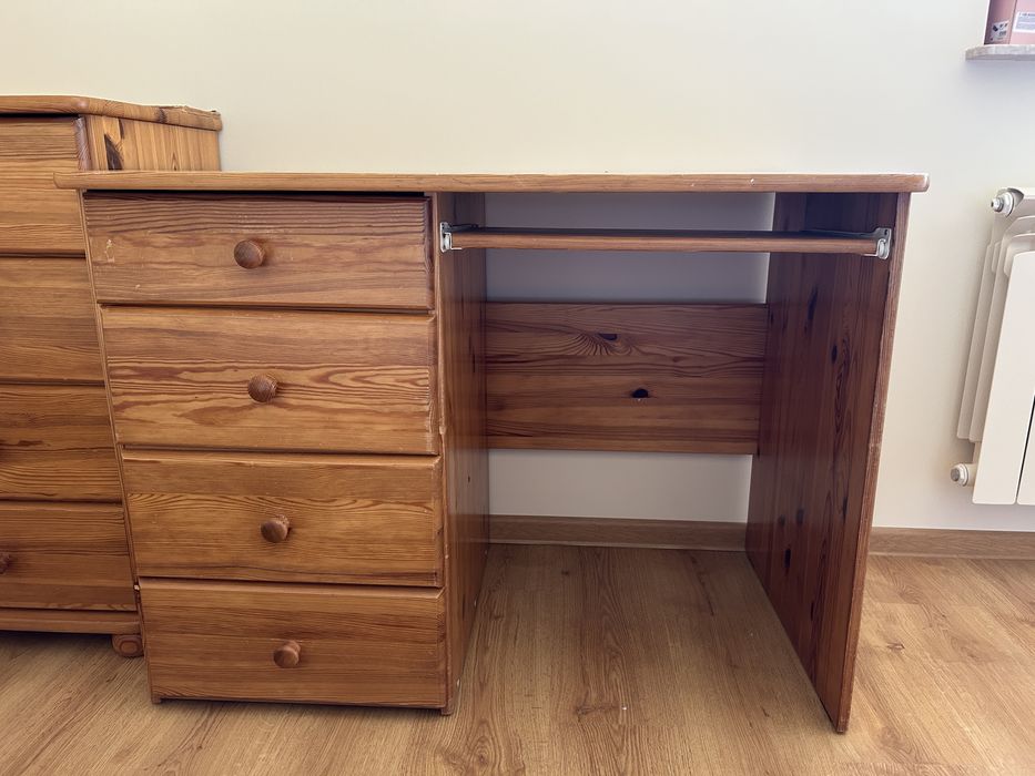 Sosnowe biurko dzieciece