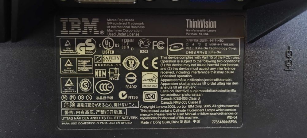 Cztery monitory komputerowe LG 19", IBM 17", Samsung 19", LG 19"
