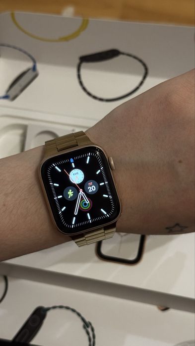 Смарт годинник Apple Watch SERIES 4 Gold Aluminum Case Pink  44MM