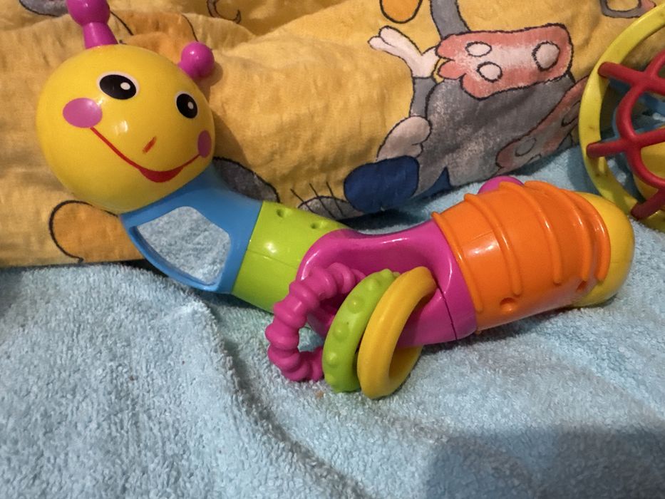 Гусінь, мячики, кульки, іграшки доя найменших