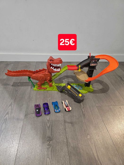Pista Hotwheels e quatro carrinhos