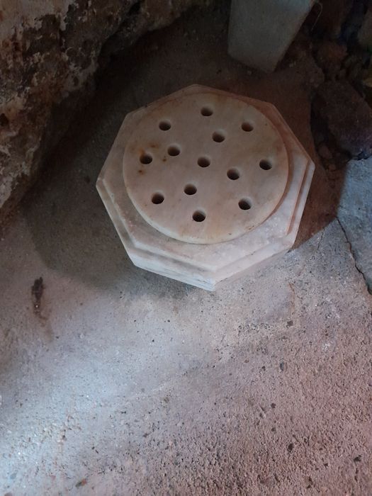 Duas jarras em marmore para cemitério