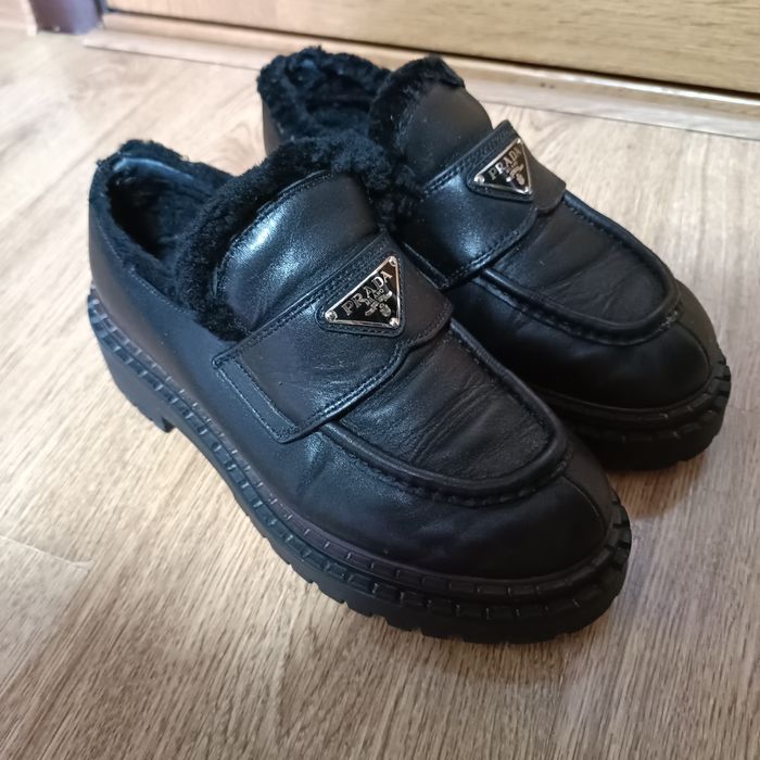 Жіночі лофери Prada з хутром