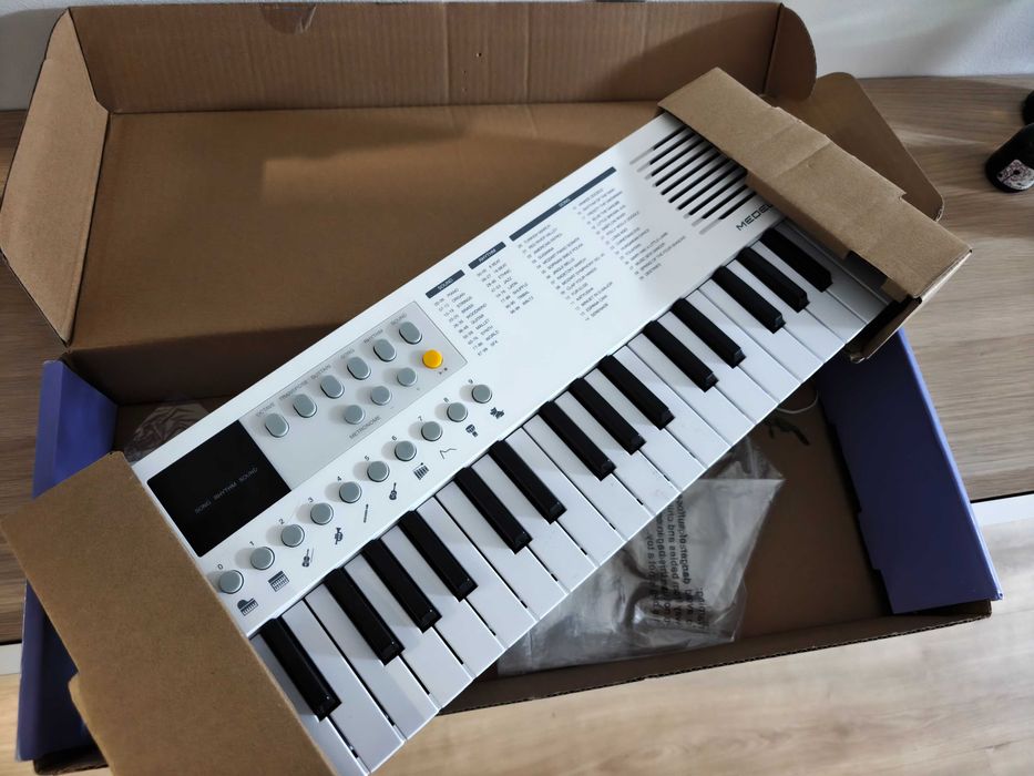 Piano medeli como novo