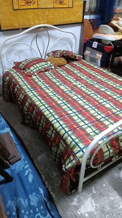 Cama de casal em ferro com estrado e colchão