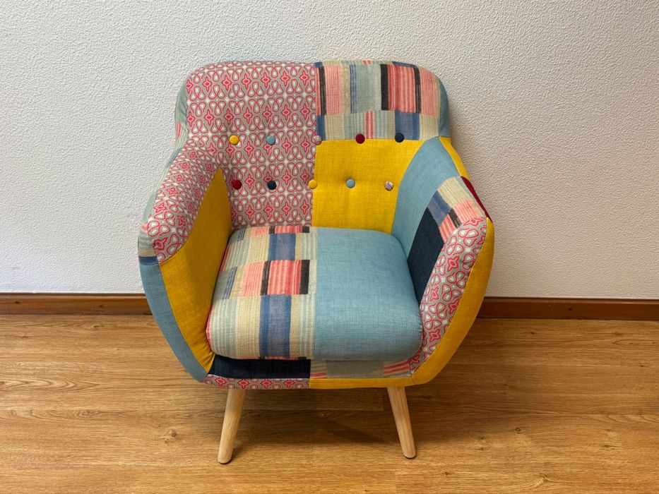 Poltrona colorida, Melby, poltrona de tecido multicolor