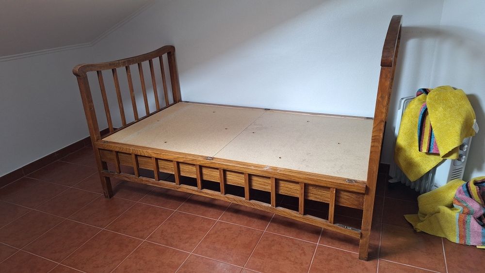 Cama de madeira com grades