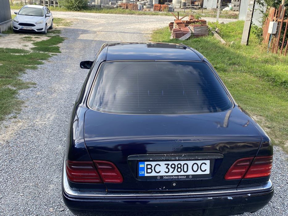 Мерседес Бенс Е210.