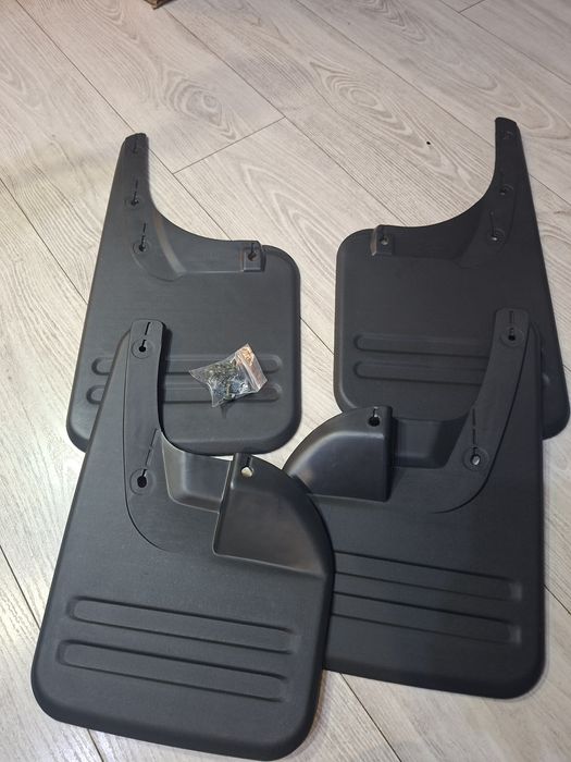 Toyota Hilux VIII 2015+ – Chlapacze dedykowane komplet