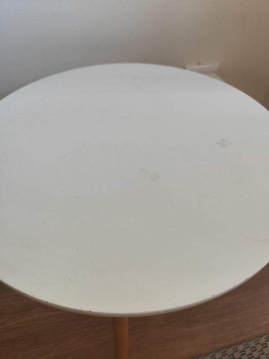 Mesa de apoio com pés em madeira