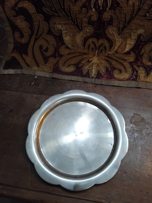 Salva em prata com marca e contraste