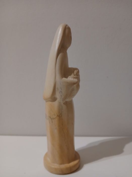 Escultura em pedra de Maria e Jesus