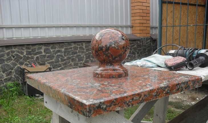 Кришки парапети колпаки шапки на забор, крышки на стовпи, з граніту.