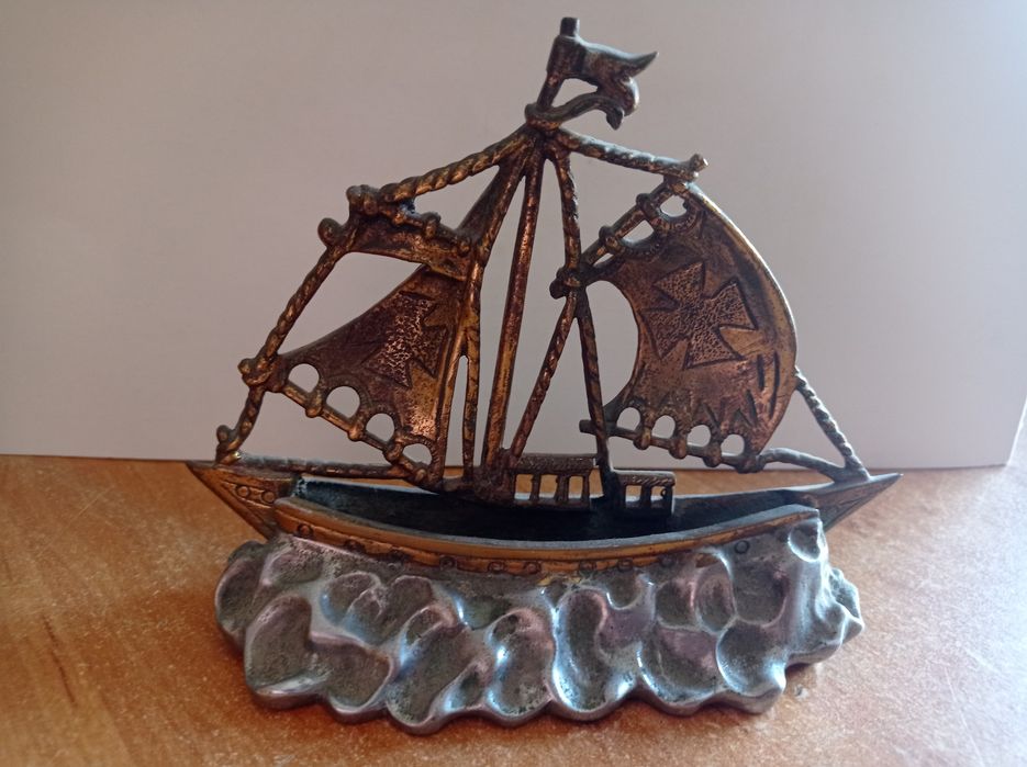 Caravela em bronze/preciosidade centenária