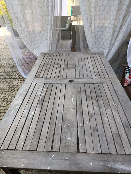 Mesa de jardim em madeira
