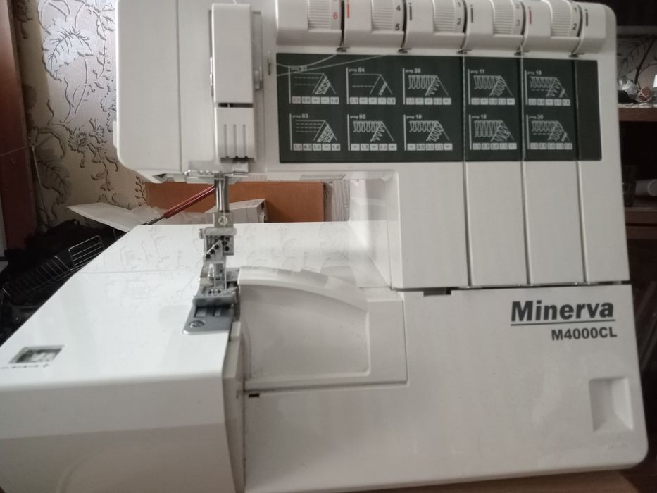 Коверлок Minerva M 4000CL у відмінному стані