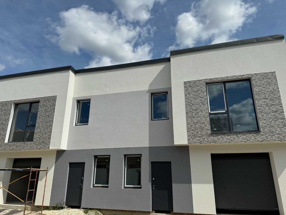 Продаж Таунхауса 140 м2 з гаражем, комунікаціями та закритими дворами!