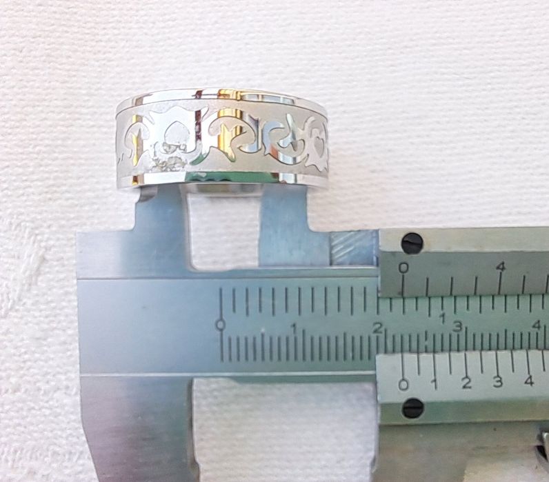 Anel Masculino / Unissexo em Aço Cirúrgico Inox - Gravado a Laser (2,2 cm)