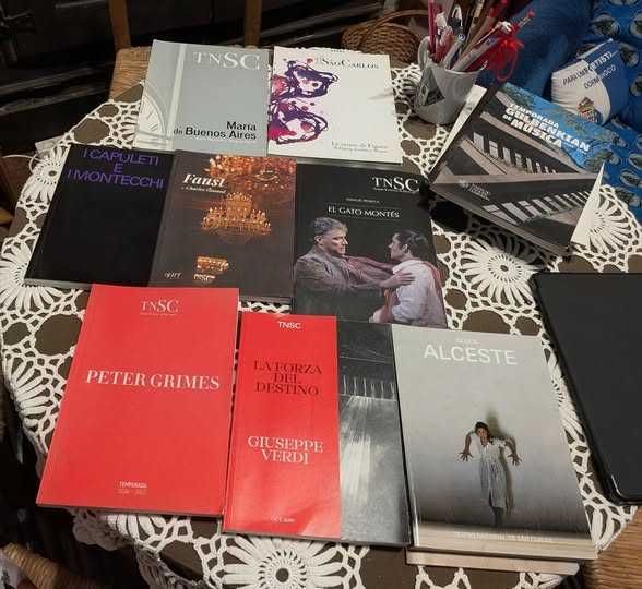 Livros para acompanhar as óperas Teatro de S. Carlos